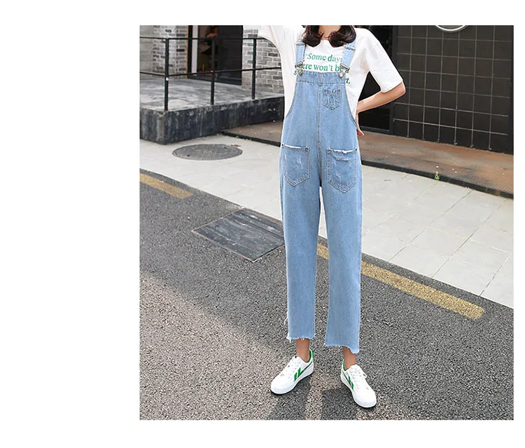 Stylish suspender jeans. College style, casual denim pants. (32)