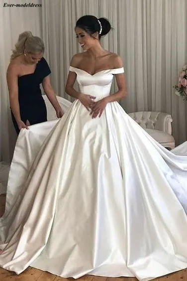 simple-satin-bridal-gowns-long-train-with-off-the-shoulder_450x - 副本