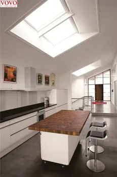

Handless kitchen cabinets in high gloss white