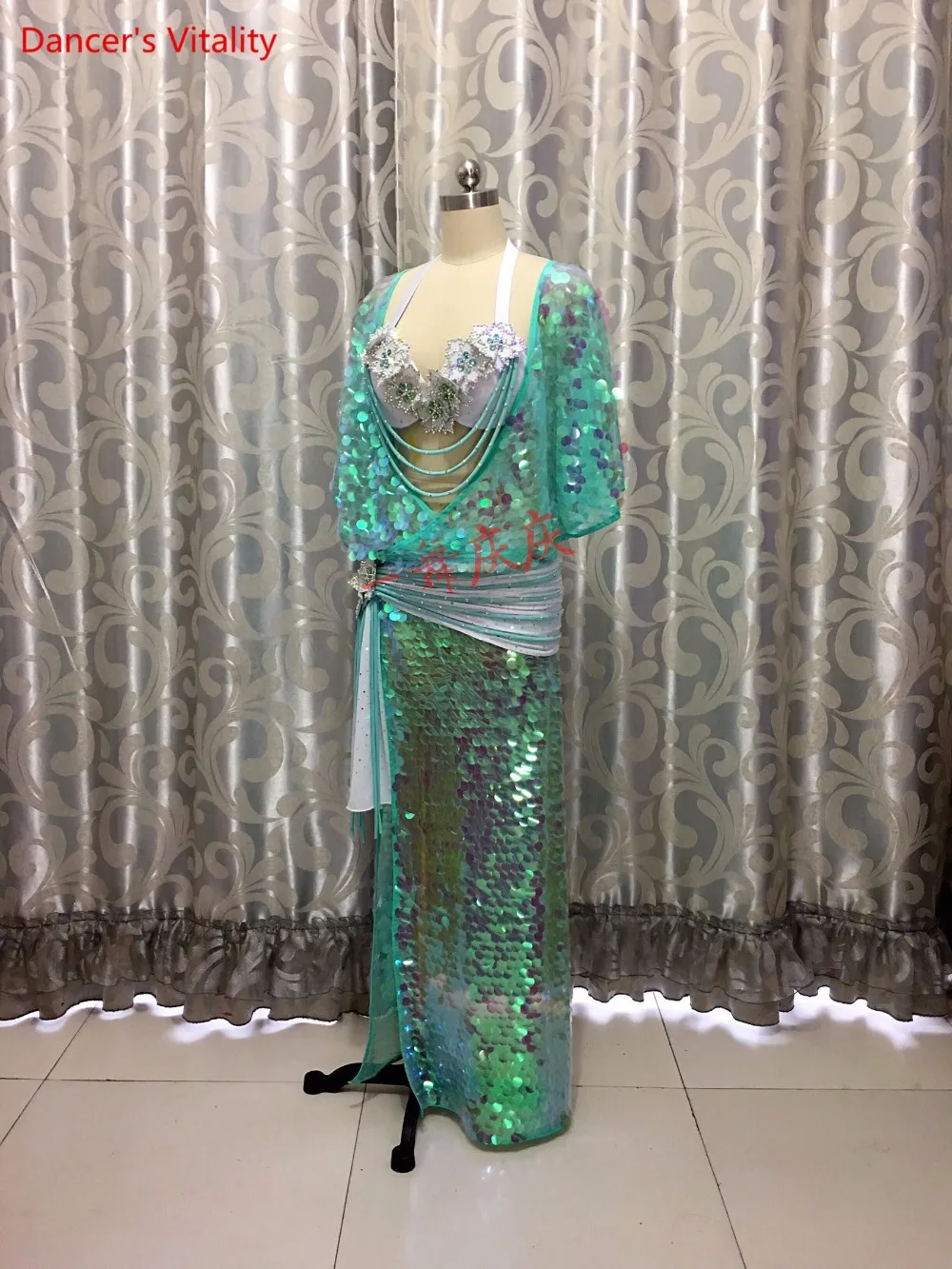 Выполненное на заказ платье для танца живота с бриллиантами и блестками Нерегулярный костюм для танца живота для костюмов восточных танцев