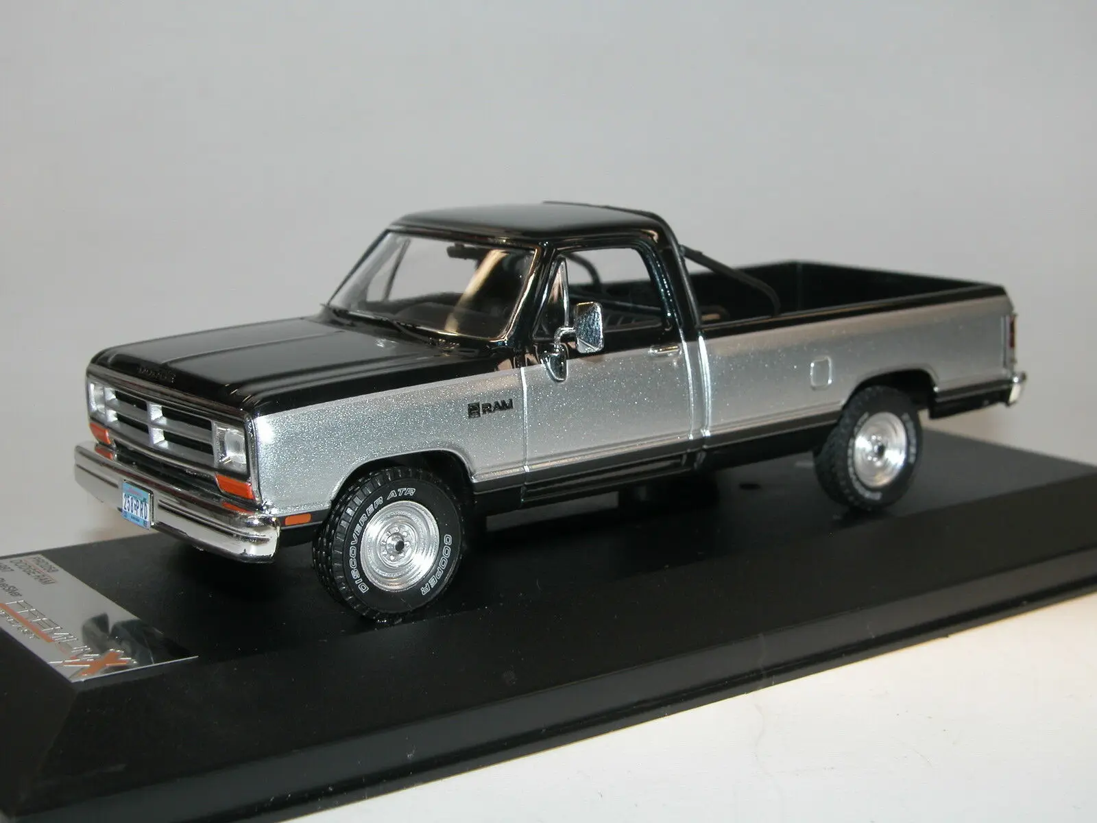 

PREMIUM/X 1:43 1987 Dodge Ram Pick-Up - blue/silver boutique alloy model car toys for children kids toys Model gift original box