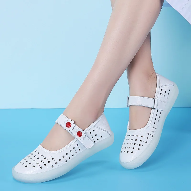 

2019 new female sandals hollow hole shoes leather bean women flat mother shoes single nurse white women shoes