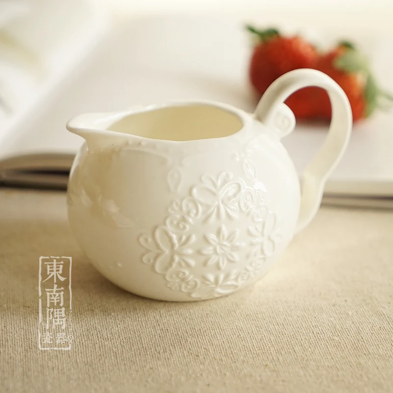 

Pure white ceramic carved western milk jug small milk cans photographing beauty cream cup small objects lo926244