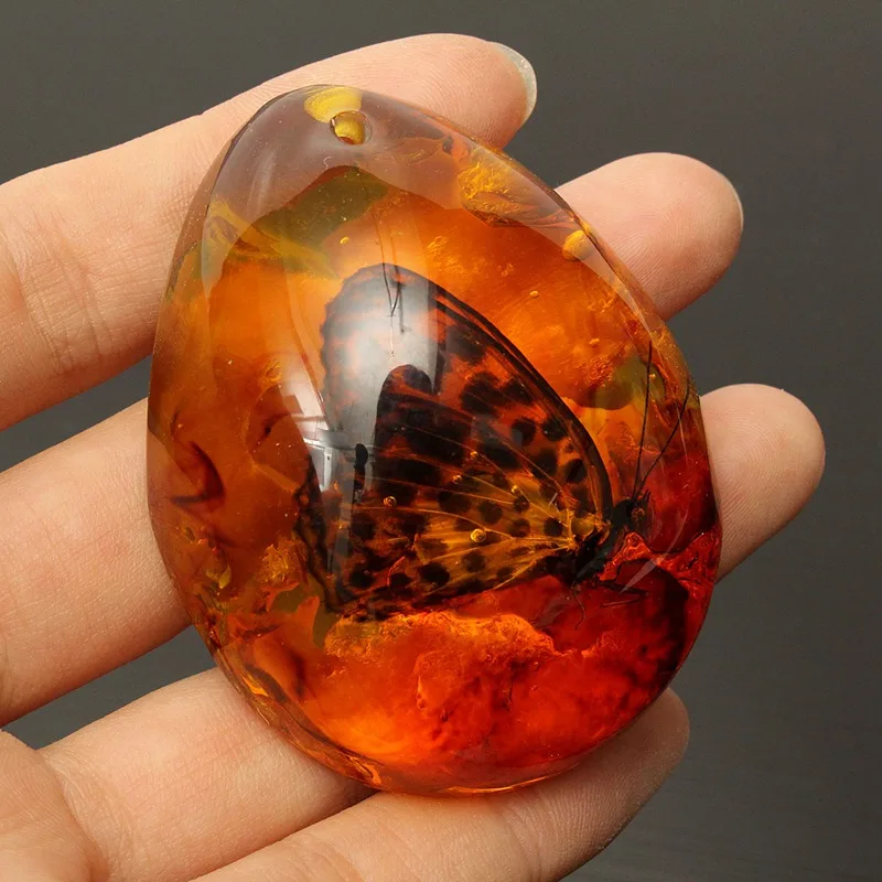 Beautiful Butterfly Amber Resin Amber Butterfly Insect Stone Pendant Necklace 