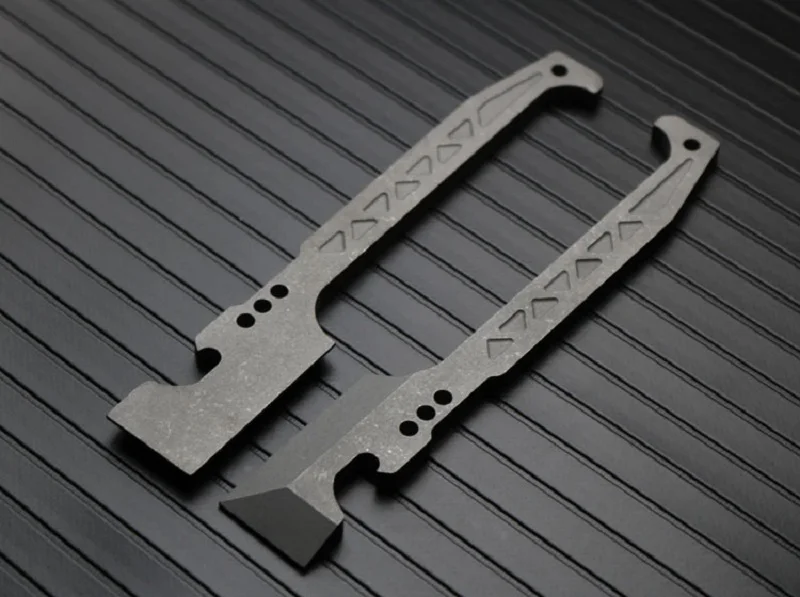 

Outdoor Multi-Functional Titanium Alloy Key-Link Tool Bottle Opener Crowbar