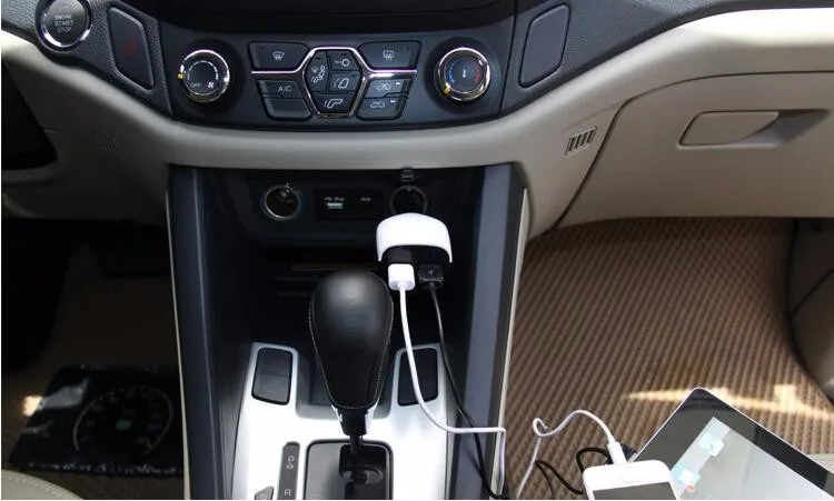 Универсальное автомобильное зарядное устройство с двумя USB портами а монитором