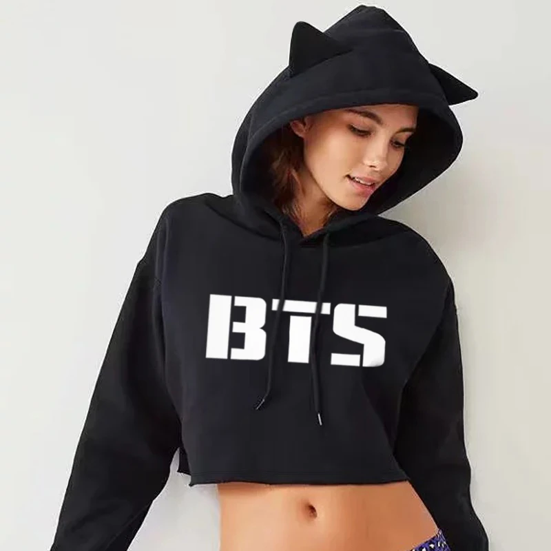 Толстовка кропп женская короткая. Толстовки женские модные. Чёрный кроп топ с длинными рукавами. Укороченные кофты с длинным. Топ худи.