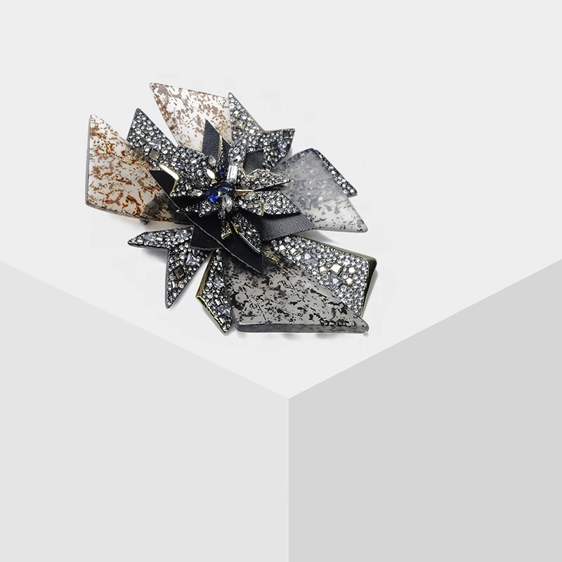 

Amorita boutique Vintage fashion acrylic brooch