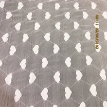 Ширина 150 см белого цвета нейлон/лайкра с сердцем персикового цвета цветок типа эластичные Кружево Ткань DIY Одежда Ткань аксессуары