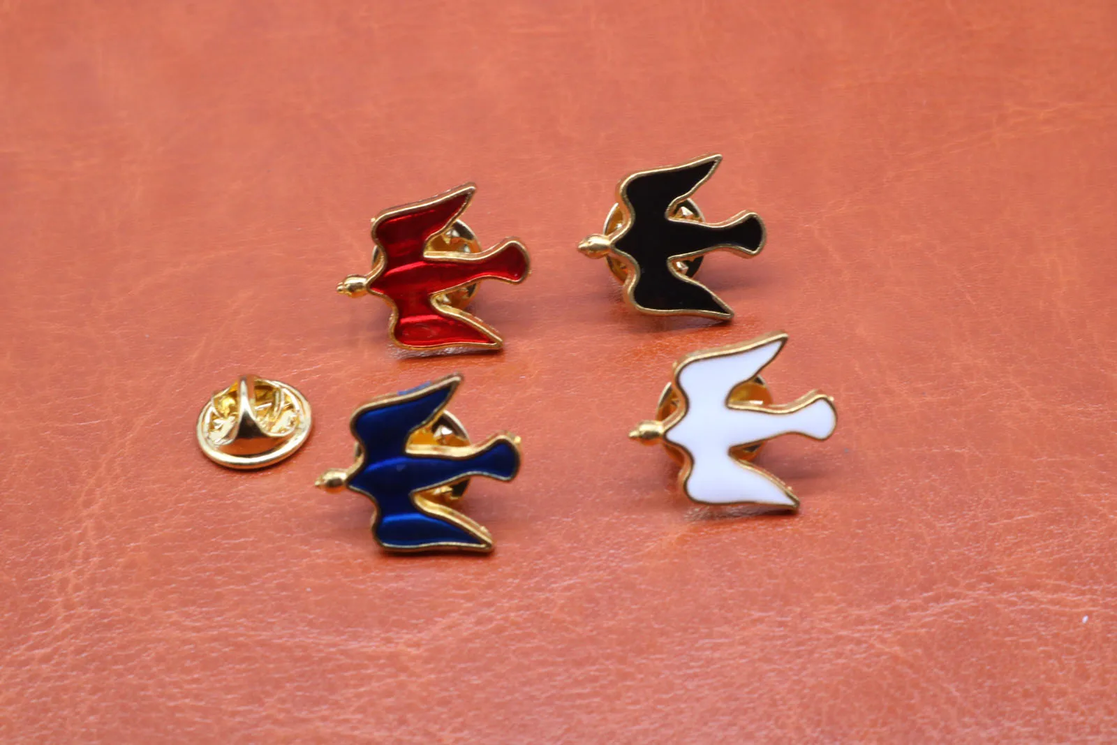 

Wholesale religion 12PCS zinc alloy gold and silver. Peace pigeon brooch.