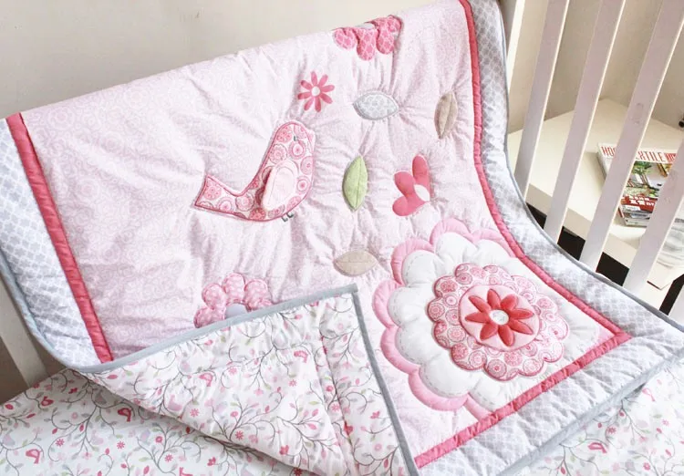 Акция! 7 шт. вышивка аппликация 3D птичка цветок детская кроватка постельных принадлежностей, включают (бампер + одеяло + кровать + крышка юбка)