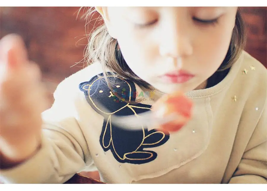 В году, новая весенняя хлопковая Футболка хорошего качества в Корейском стиле с милым рисунком медведя для девочек Милая Детская рубашка с длинными рукавами бежевого и черного цвета