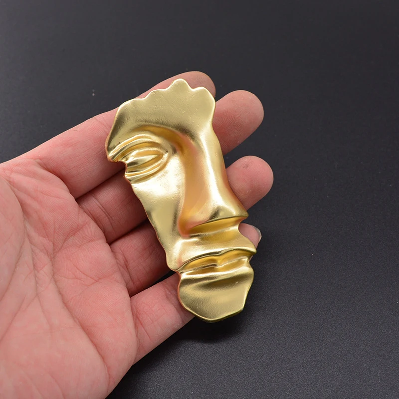 

2019 Exaggerated Brooches for Women Gold Color Metal Hijab Pins Half Human Face Brooches Personality Pin Party Jewelry