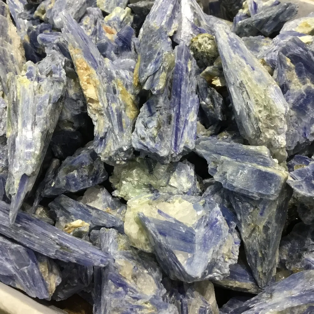 Натуральный голубой кристалл сырой Кианит камни