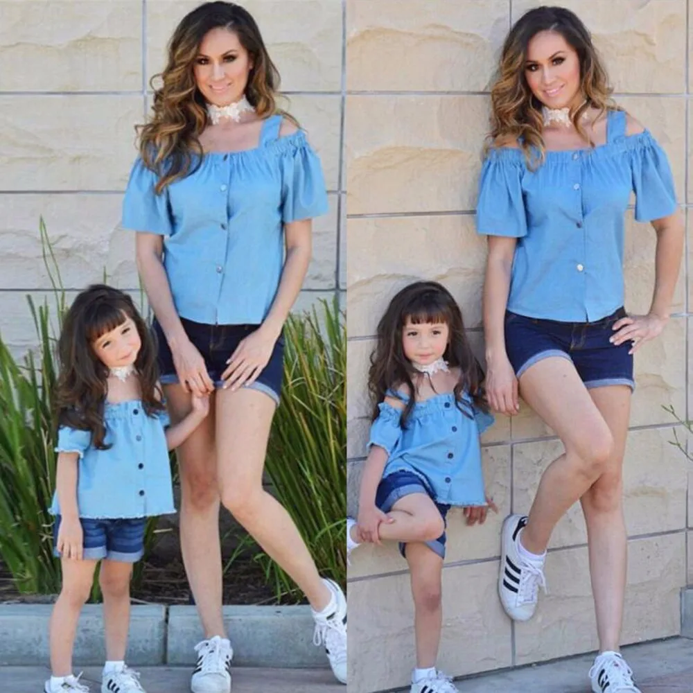 Комплект одинаковой одежды для мамы и дочки, милая семейная одежда для мамы и дочки, комплект из 2 предметов летняя футболка с открытыми плечами и джинсовые шорты