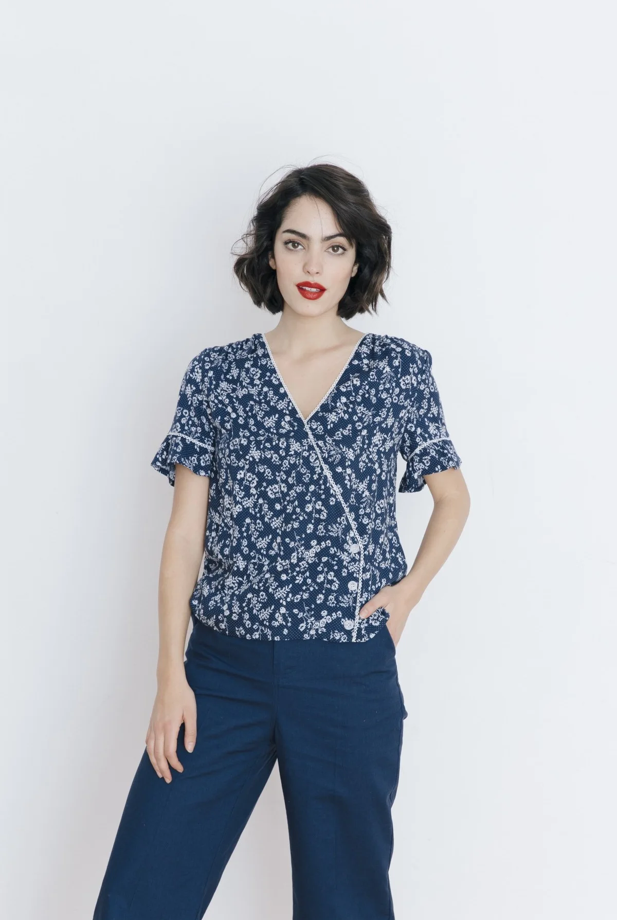 

Women Shirts 2019 Spring and Summer New Retro Fresh Floral V-neck Top