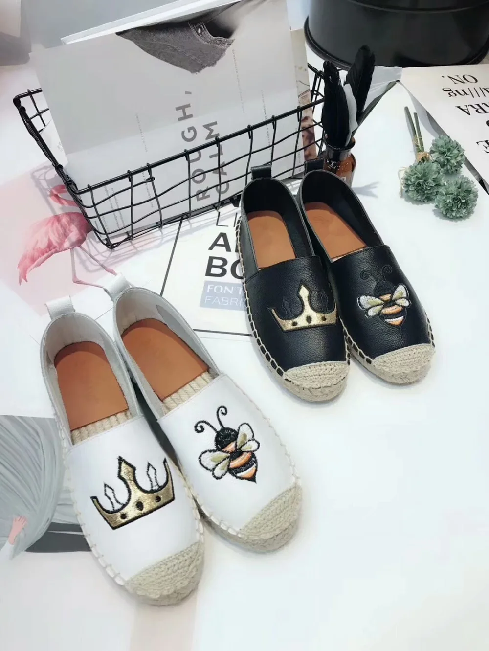 

Hot Brand Woman Flats Crown Animal Embroidered Woman Shoes Low Top Woman Casual Shoes Slip On Woman Loafers Comfortable Shoes