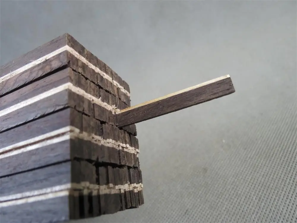 

50STRIP LUTHIER FIGURED BINDING XL-03,Measures 6mm x1.5mm thick and 810mm long