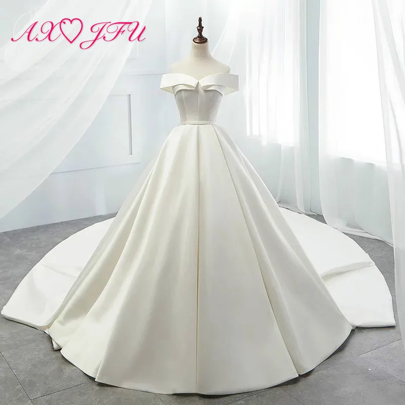 

AXJFU luxury princess vintage boat neck white satin wedding dress French parsimony Europe fashion new ruffles wedding dress