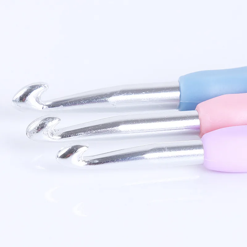 Полезные Новые Алюминиевые крючки для вязания крючком с толстой головкой, вязаные спицы, яркие цвета, ручка TPR, эргономичный комплект вязания крючком
