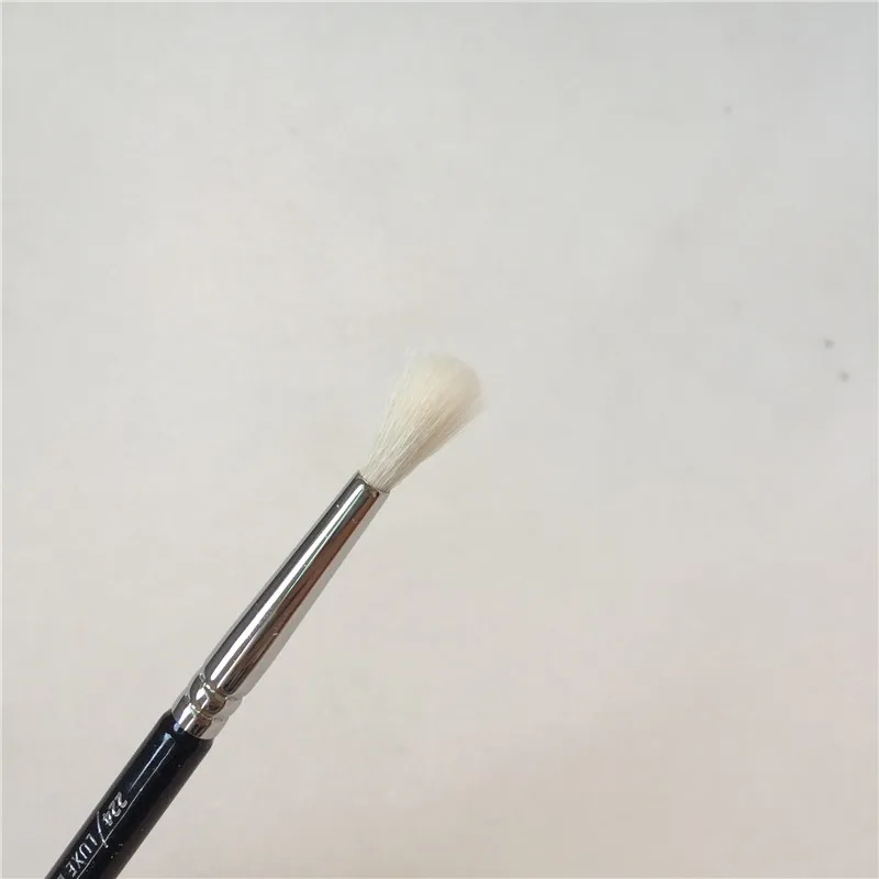 Zoeva 224 Luxe Defined Crease Brush _ 3