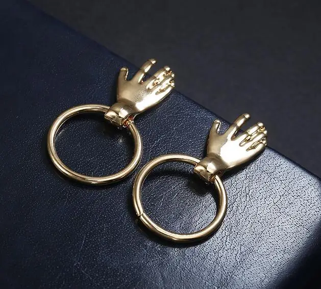

2019 Hot New Design Fashion Metal Hand Palm Shape Round Circle Dangle Earrings Pendientes Mujer Moda Temperament Jewelry Gifts