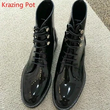 Зимние ботинки из натуральной кожи на толстом каблуке с круглым носком на шнуровке; Роскошные ботильоны в стиле панк-рок с металлическими заклепками и застежками; L99
