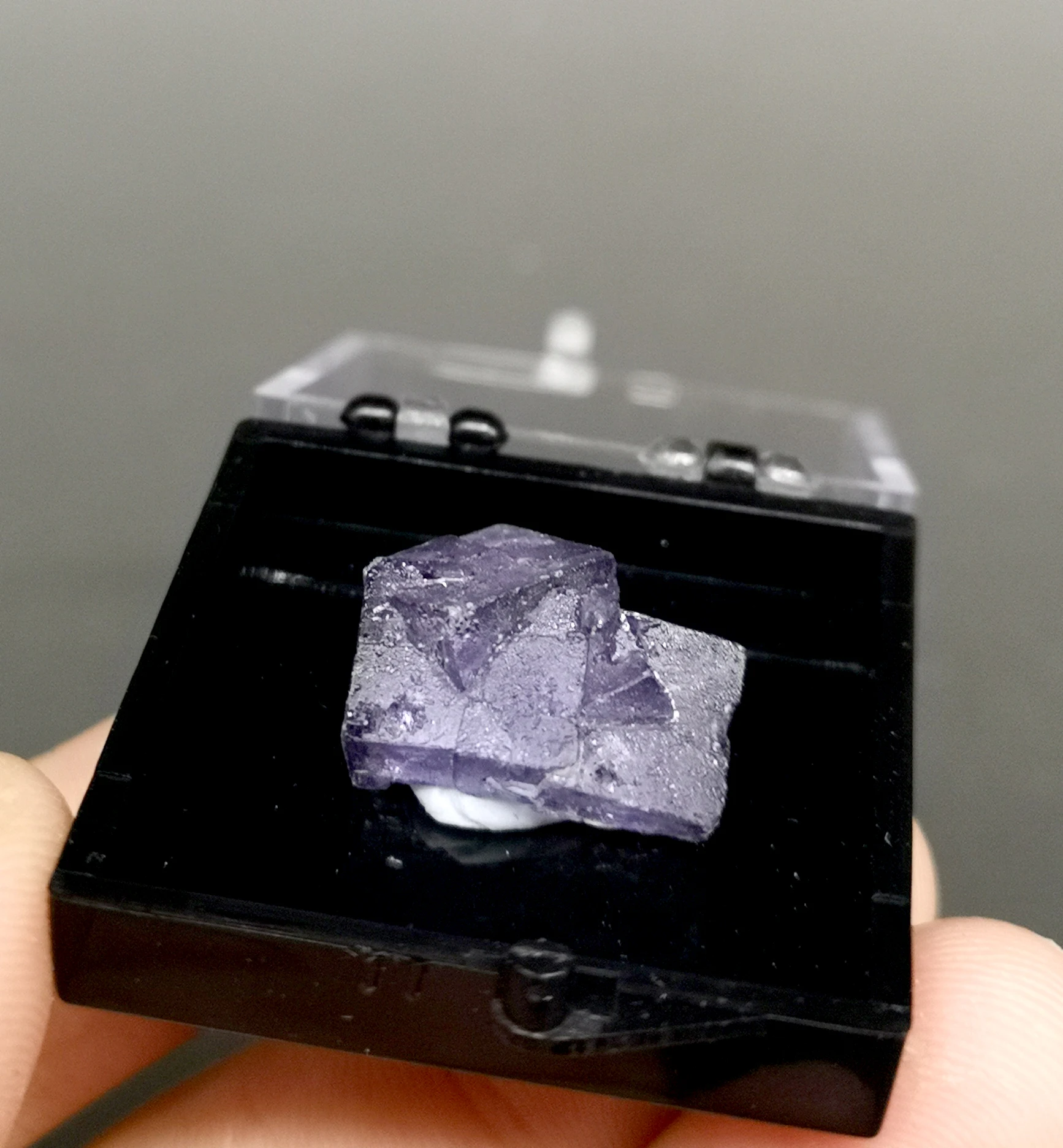 

Free shipping 100% Natural rare fluorite mineral teaching specimens send box