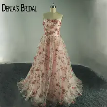 Яркое платье без рукавов с цветочным принтом и открытыми плечами