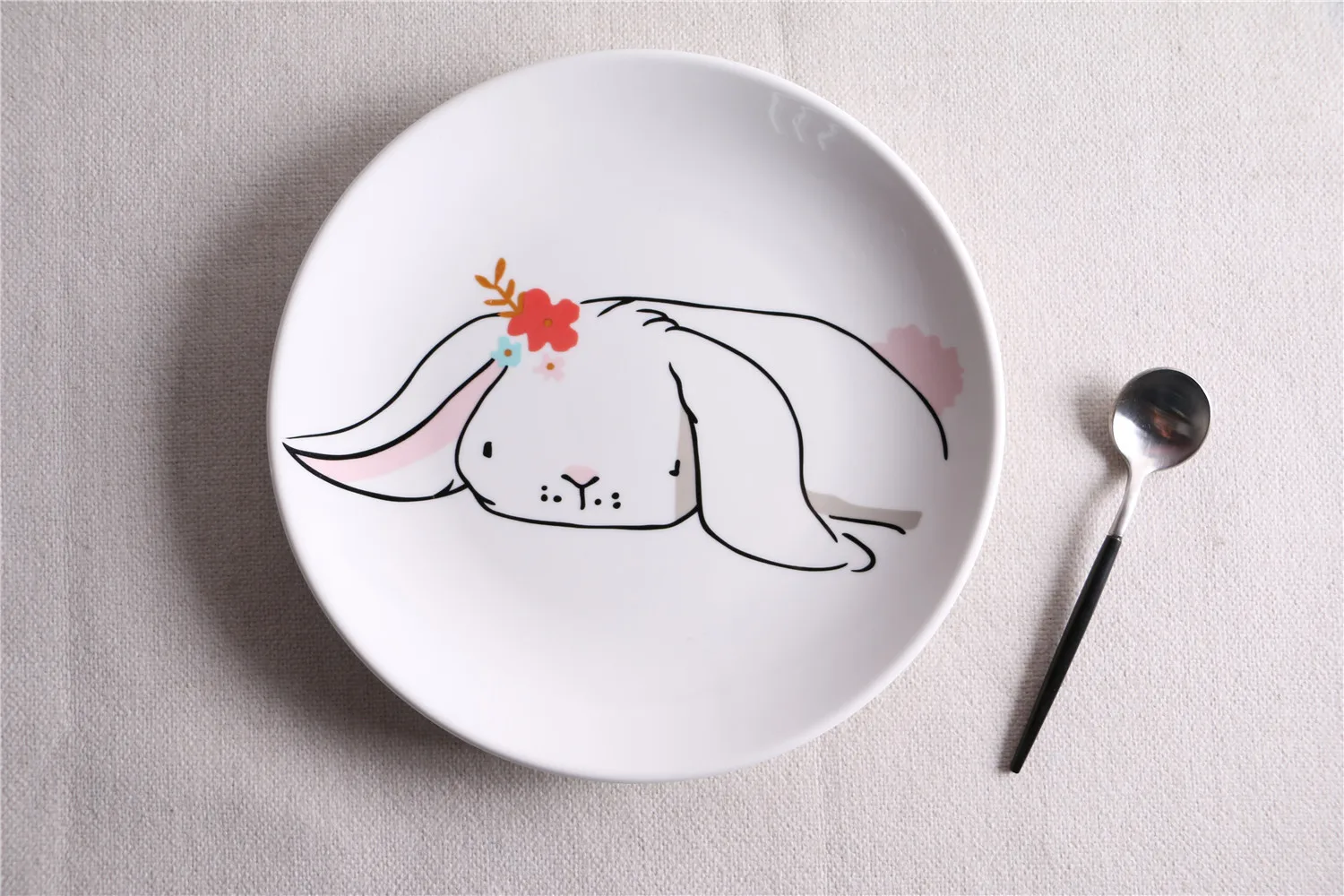 Керамическая тарелка с милым мультяшным кроликом в скандинавском стиле, посуда для торта, тарелка для десертов из костяного фарфора, дренажная Фруктовая тарелка для десертов - Цвет: Rabbit get down
