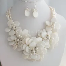 Красивое белое ожерелье и сережки в виде цветка MN-1972