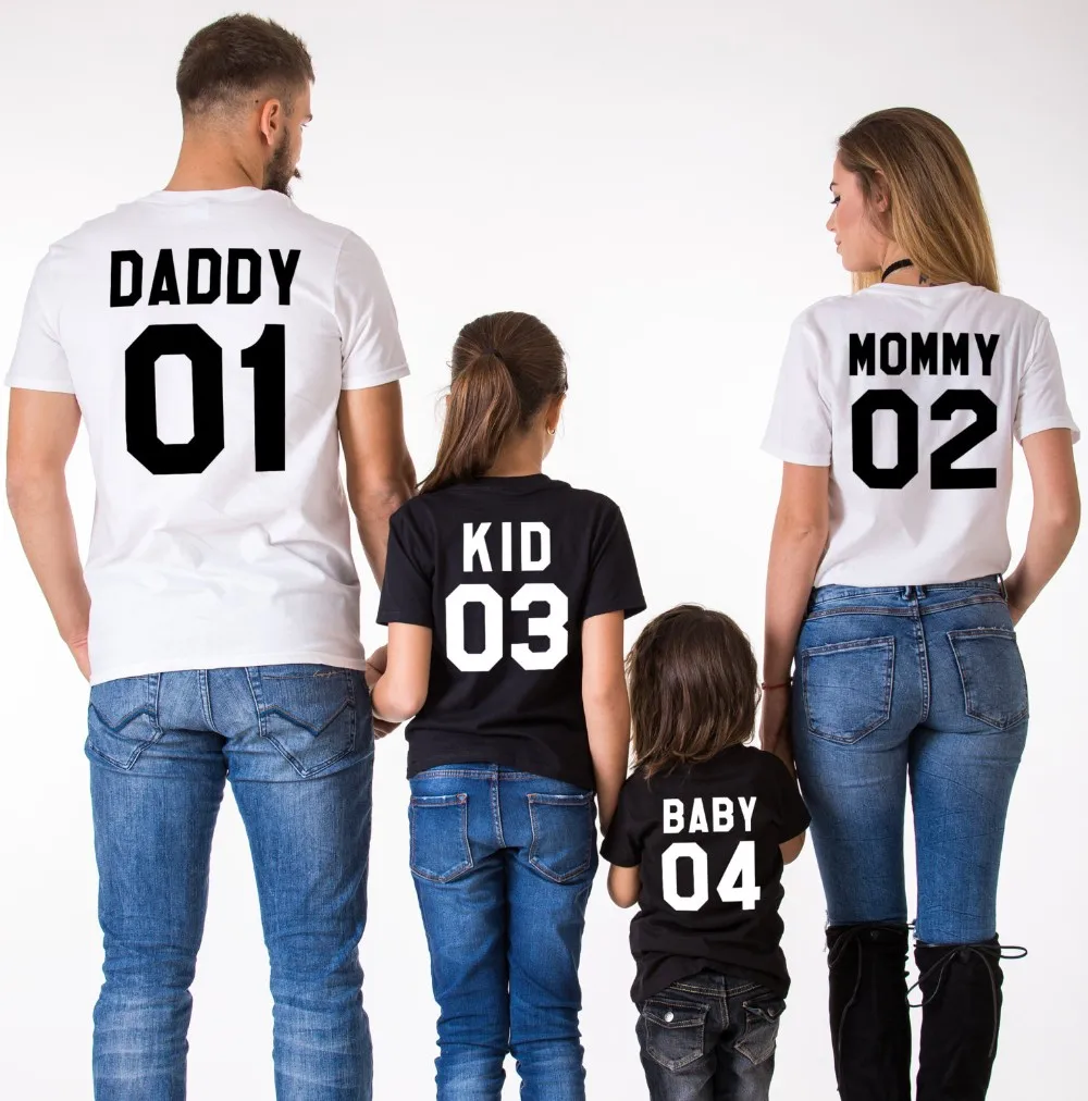Семейные комплекты г. Лидер продаж, хлопковая Футболка для всей семьи летние футболки для папы, мамы и ребенка с забавными буквами и цифрами
