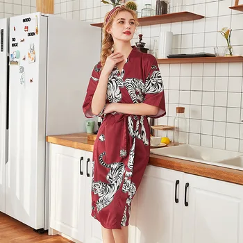 

Arrival New Lady Print Tiger Bridesmaid Bride Wedding Robes Kimono Bathrobe Gowns Summer Half Sleeve Satin Sleepwear Nightwear
