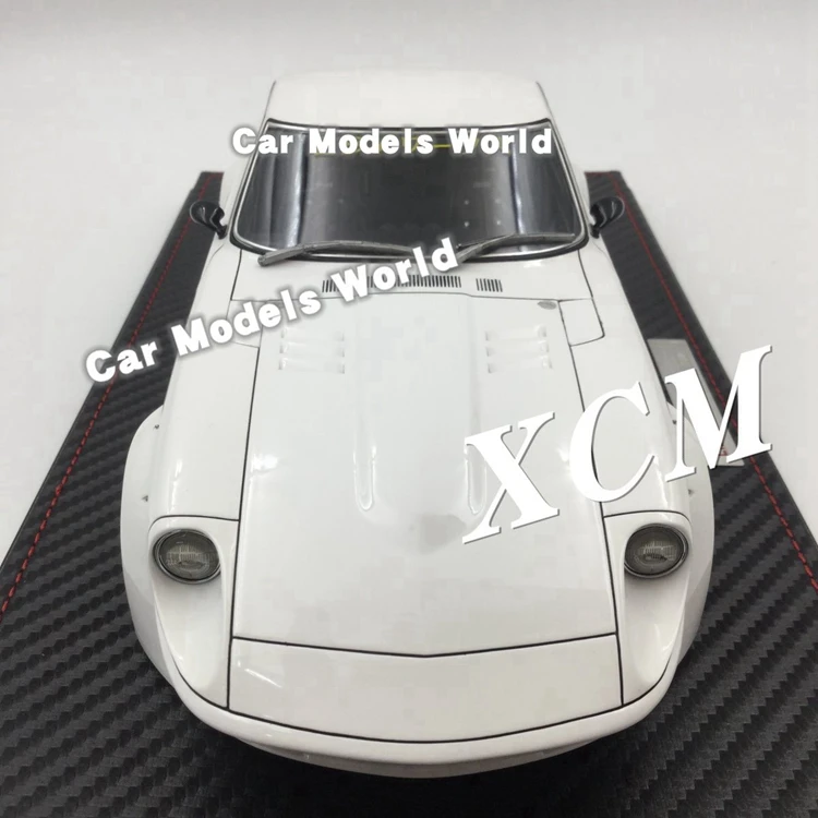 Полимерная модель автомобиля для IG-Model Fairlady Z(S30) 1:18(белый)+ маленький подарок