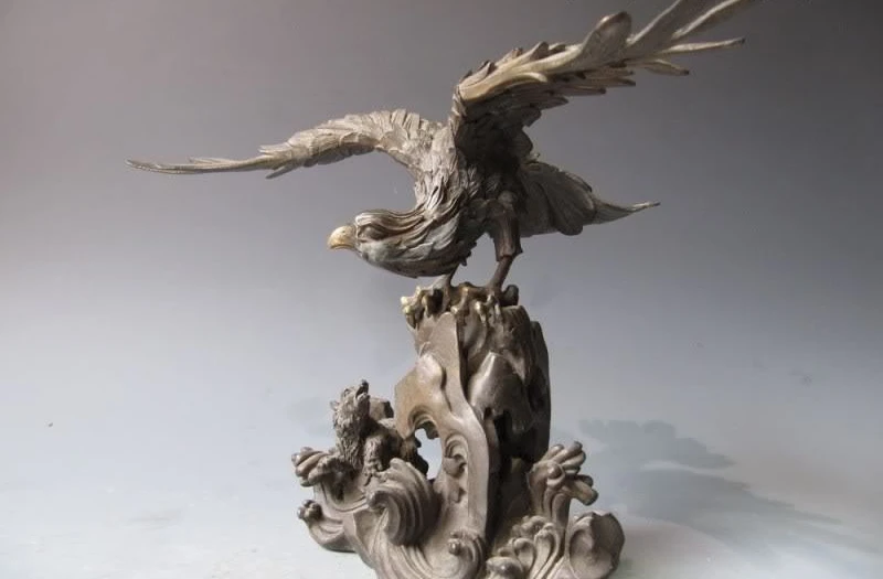 

China Folk Old Pure Bronze Copper Feng Shui awing Fly eagle hawk For bear Statue