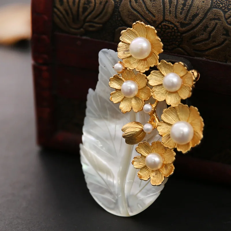

Natural mother-of-pearl high quality leaf brooch pendant