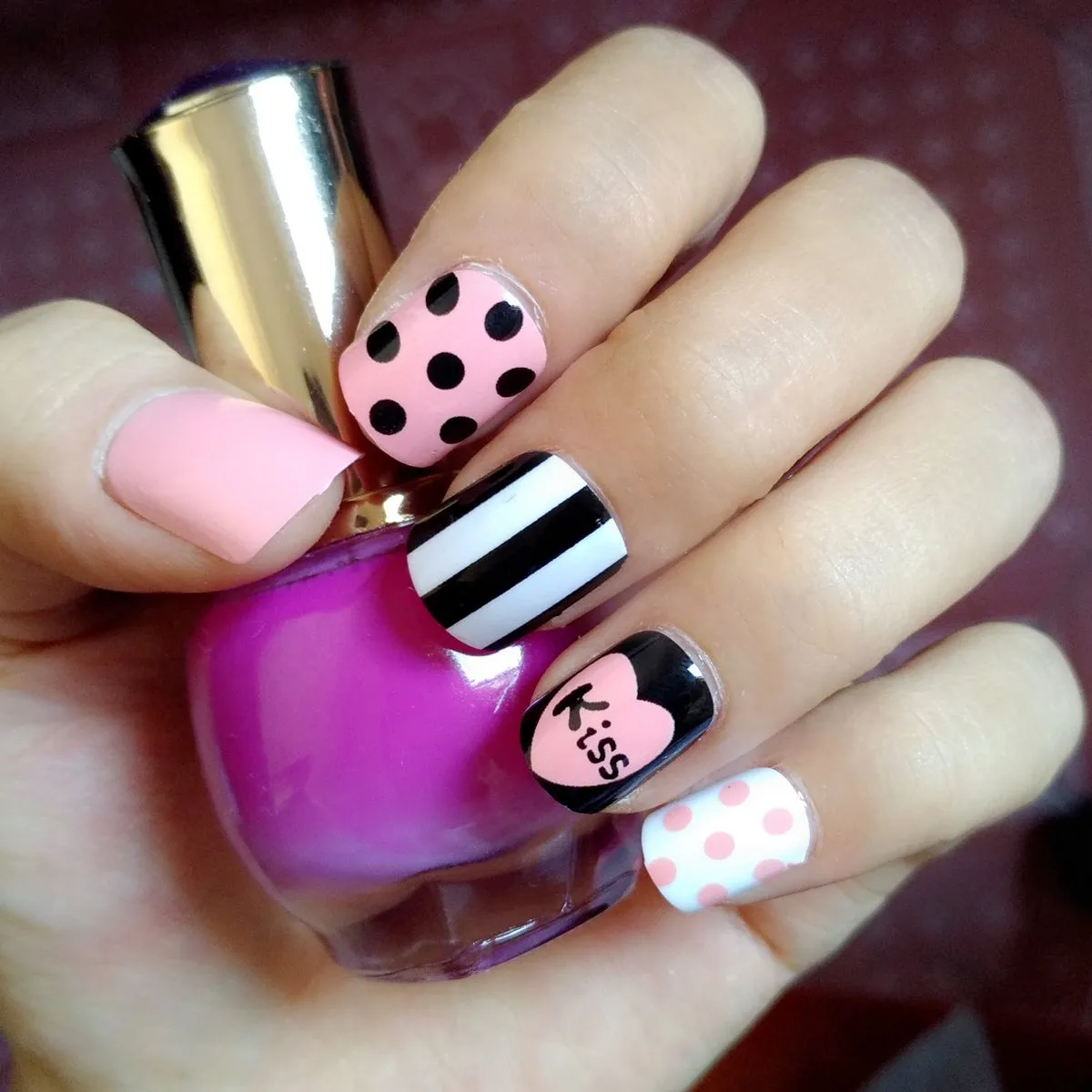 Murah 24 Pcs Indah Datar Palsu Nail Manis Cahaya Merah Muda Kuku Palsu Hitam Stripe Dots Ciuman DIY Nail Art Penuh Penutup Manicure Alat Z120 Online 24 Pcs Indah Datar Palsu Nail Manis Cahaya Merah Muda Kuku Palsu Hitam Stripe Dots Ciuman DIY Nail Art Penuh Penutup Manicure Alat Z120