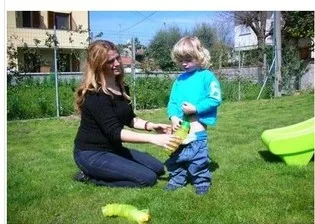 Пописать дома. Дети и пописы на улице. Высаживание девочек на улице. Маленькие дети писаются. Ребенок пописал.