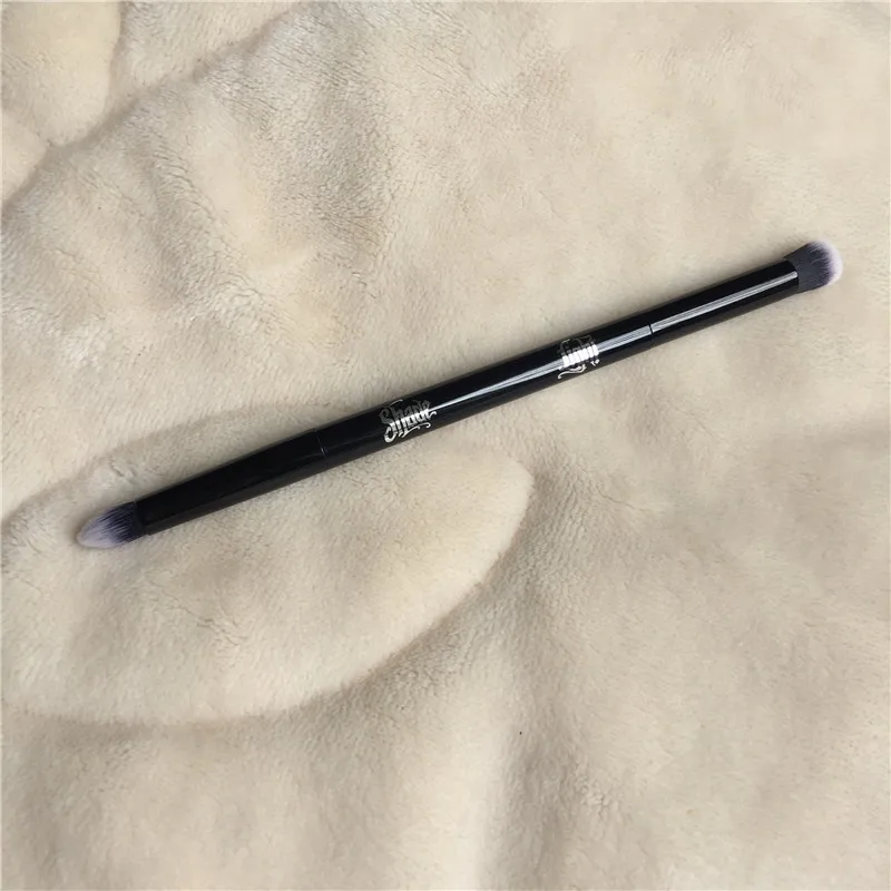 KVD Shade + Light EYE Contour Brush _ 1