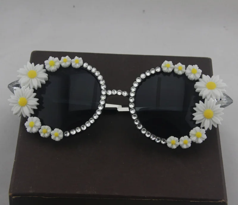 Новые дизайнерские женские солнцезащитные очки в стиле барокко со стразами и кристаллами, Ретро Декор, цветочные солнцезащитные очки с цветочным рисунком, летние пляжные очки - Цвет линз: WHITE
