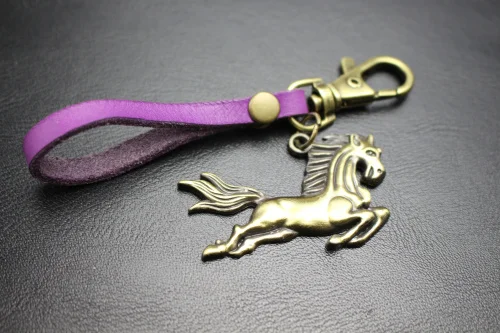 Скачущая Лошадь, кожаный брелок, собачий крючок, пряжка, брелок, автомобильный держатель для ключей, сумка для влюбленных, подарок на день Святого Валентина, 8 цветов - Цвет: Purple