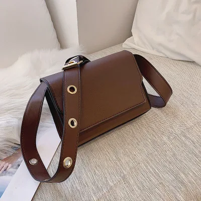 

On the new slung small bag female 2018 new Korean version of the chic retro shoulder bag wild fashion wide shoulder strap