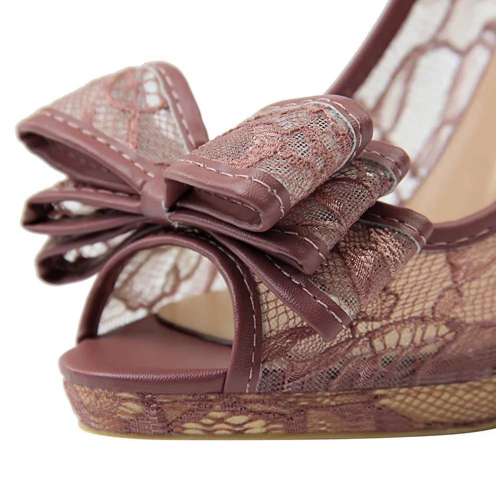 Очаровательная Женская обувь свадебные туфли на высоком каблуке, украшенные кружевом и вышитыми цветами сандалии с открытым носком и бантиком сетчатые сандалии с резным украшением, 7 цветов