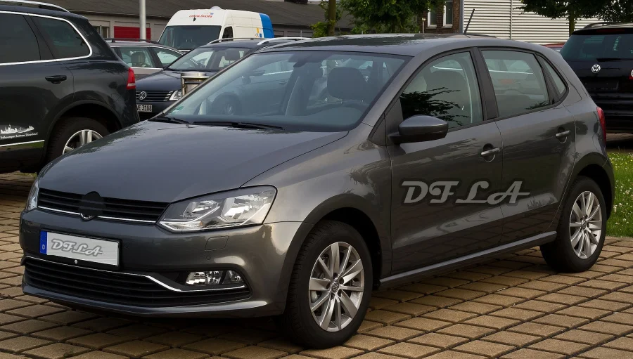 VW_Polo_1.2_TSI_BlueMotion_Tecogy_Comfortline_(V,_Facelift)__Frontansicht,_17._Juni_2014,_Dusseldorf