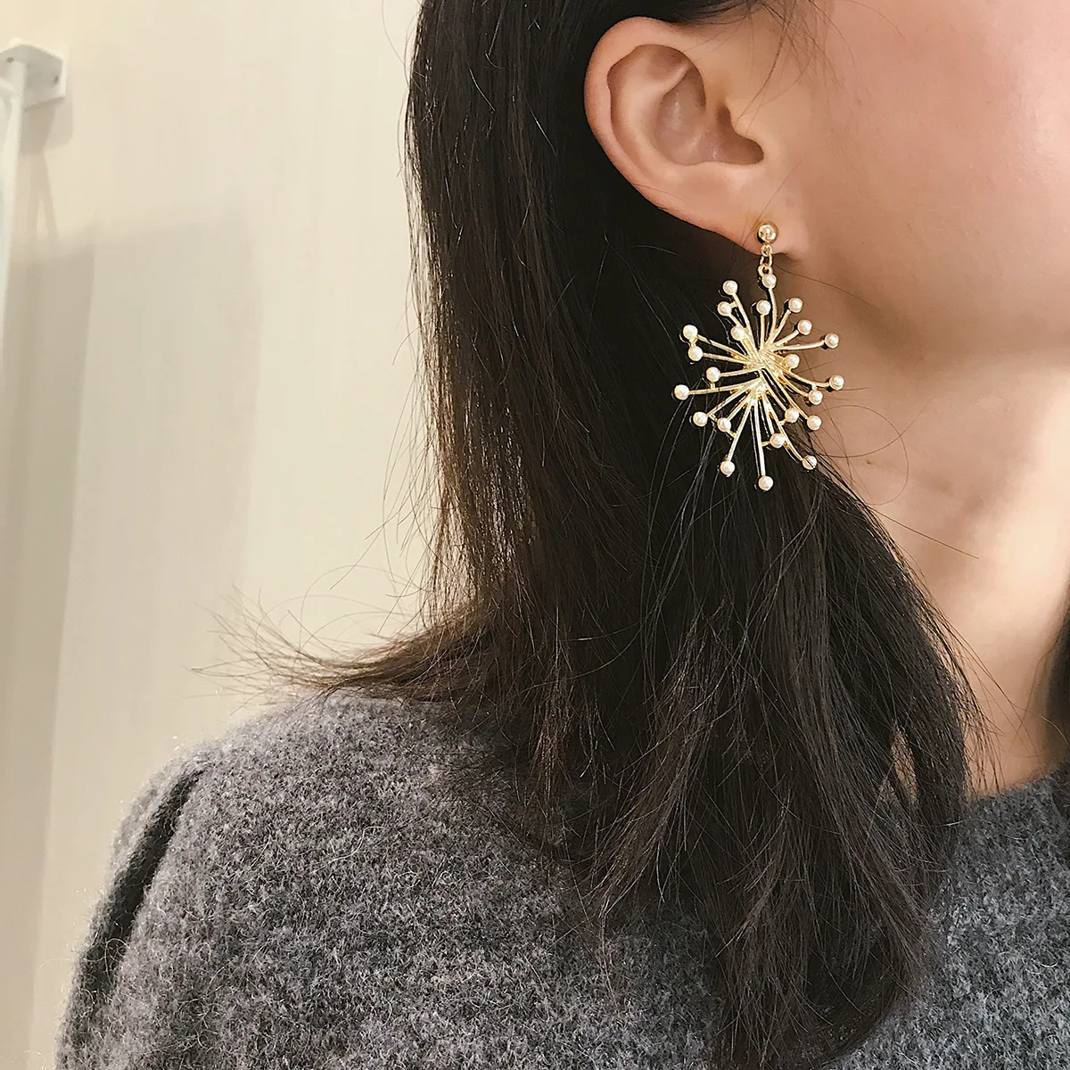 

Korea imitation Pearl Big Gold Snow Flower Dangle Earrings Earrings for women Brincos Earring Cute Lovely Jewelry Free Shipping