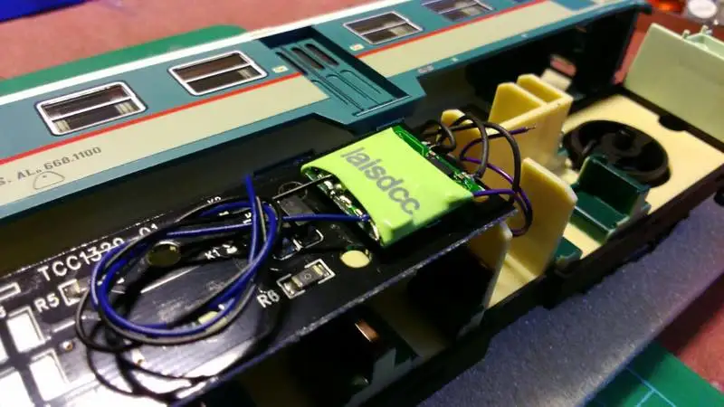 Встроенный 8 pin NMRA NEM652 DCC LOCO декодер с 4 функциями для модели поезда 860020/LaisDcc/PanGu серии