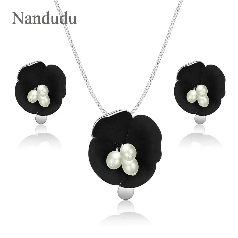 

Nandudu Fashion Black Flower Pendant Necklace Earrings Jewelry Sets for Women White Pearls Shining Silver Chain Bijouterie CN444