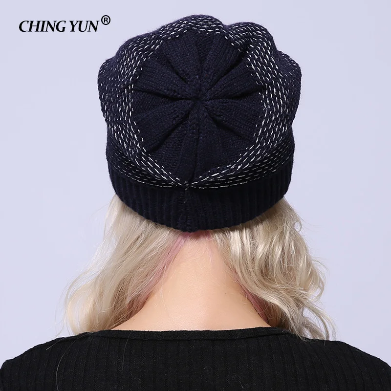 Tanie Nowa zimowa kobieta dzianiny kapelusze pani ciepłe czapki diamentowe stałe grubsze dziewczyny złota nitka czapka śliczne wysokiej jakości wełny kapelusz damski nowy
