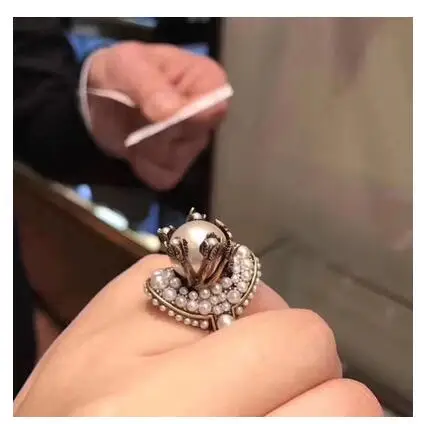

Metal flower pearl ring vintage style fashion jewelry