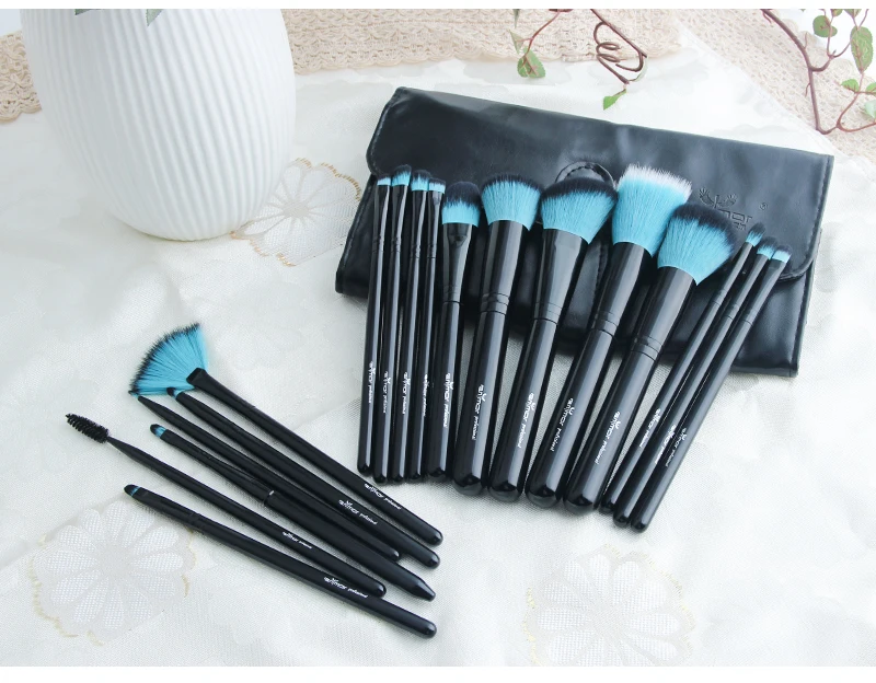 makeup brushes (1)